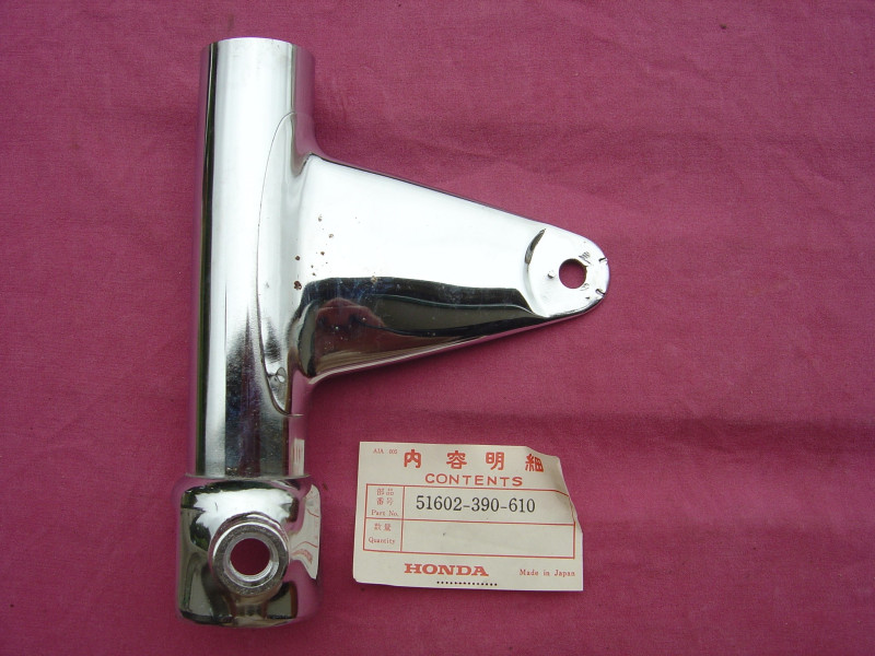 Patte de phare droite Honda CB550K3 CB550F2 - Réf. 51602390610
