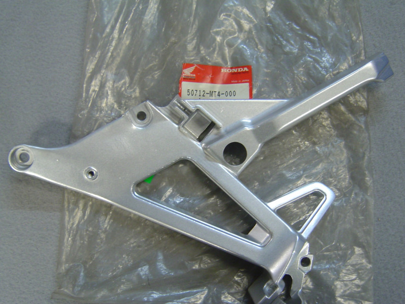 Platine Repose-pied Arrière Gauche Honda VFR750F 50712MT4000