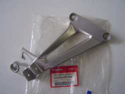 Platine repose pied AR droit de CBR125 04-10