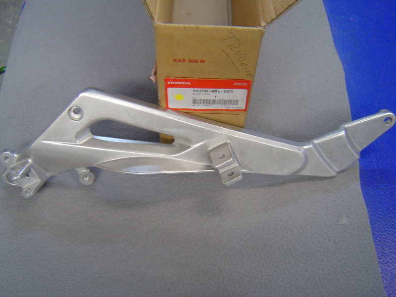 Platine gauche Honda NT650V 98/02 – Réf. 50700MBLD00