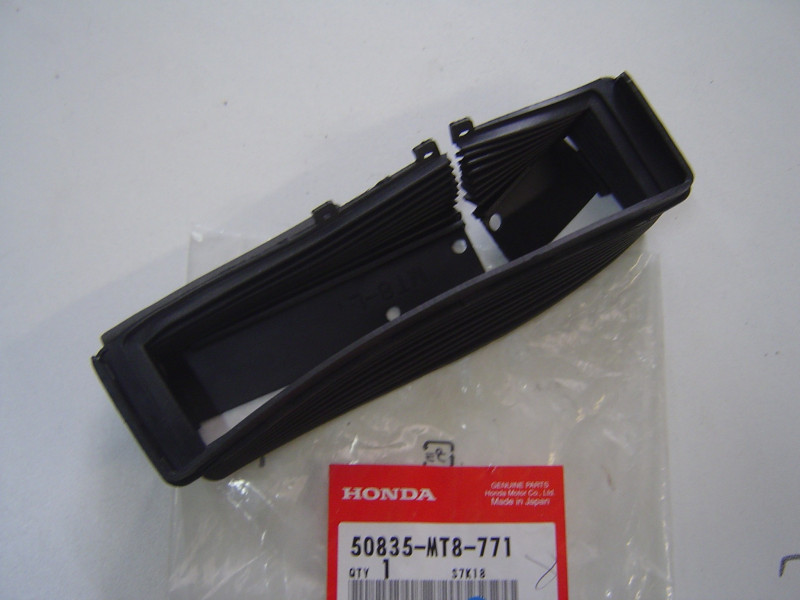 Cache tringlerie marche pied AR gauche Honda GL1500 – 50835MT8771