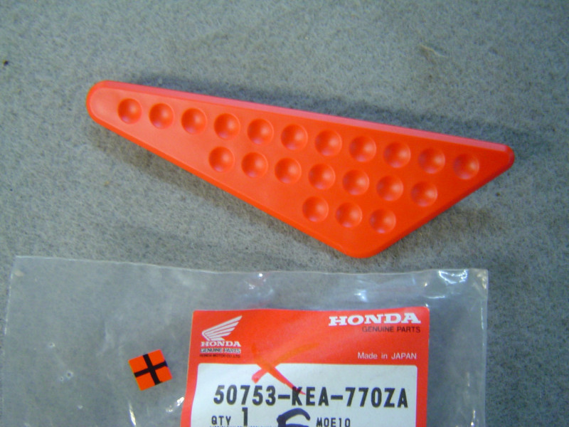 Garniture Repose-Pied Gauche Honda CB600F Rouge R134 Neuve