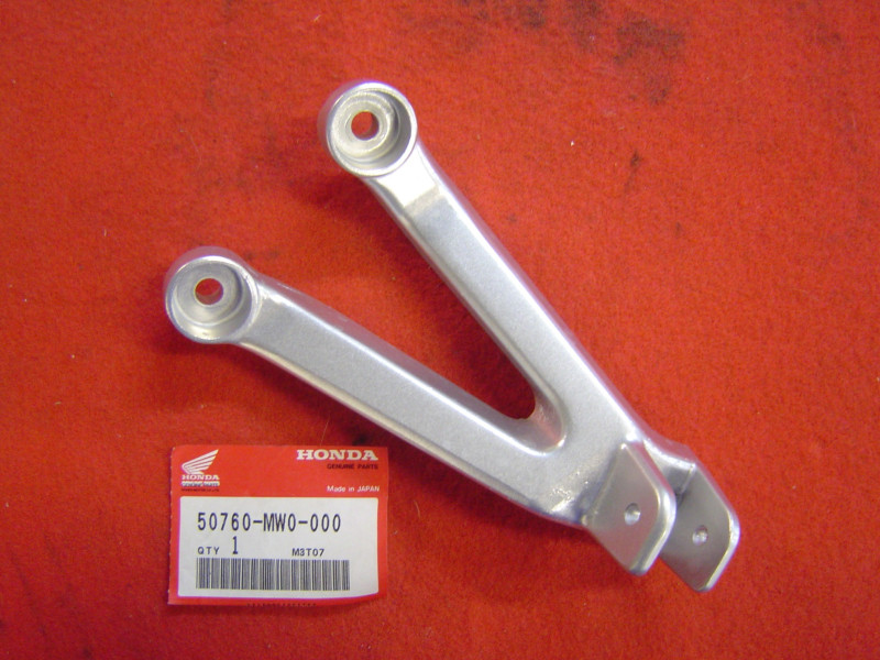 Platine de repose pied AR gauche de CBR900 92-99 Honda 50760-MW0-000