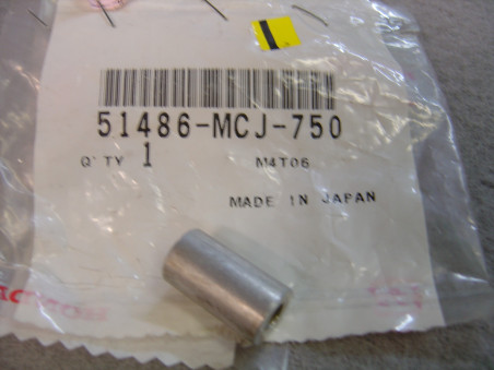Entretoise vis inférieur repose pied Honda CBR900RR 51486-MCJ-750