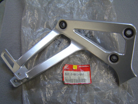 Platine droite repose-pied arrière Honda XRV750 50710-MV1-000
