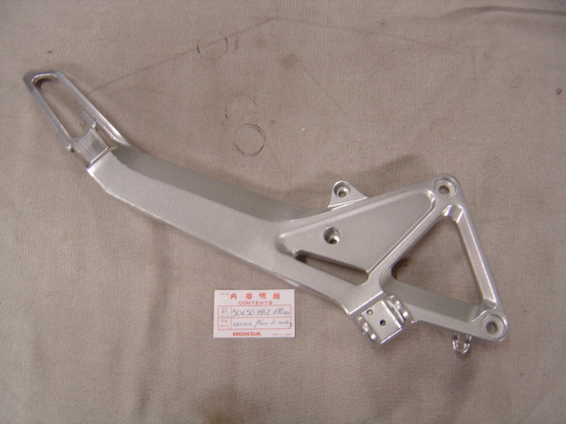 Platine Repose-Pied Droit Honda CB600F 98/99 – Occasion