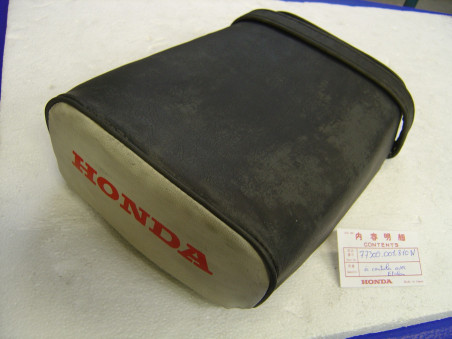 Selle Passager Deux Couleurs Honda C50 | Réf. 77300001810N