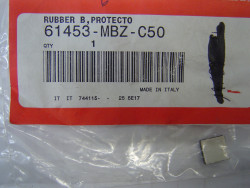 Caoutchouc B autocollant sur cadre de CBF1000 2006-2011 HONDA 61453-MBZ-C50