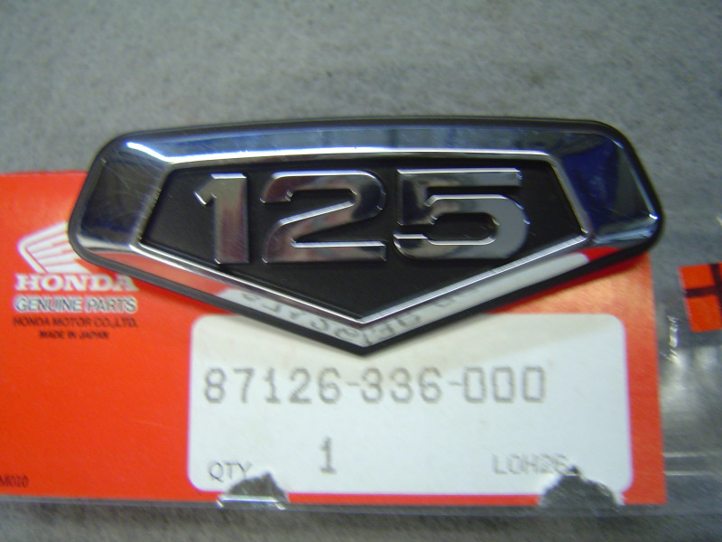 Emblème Cache Latéral Gauche CB125K5 Honda – Réf. 87126336000