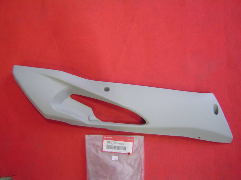 Cache bas de caisse droit Honda SES 125 Dylan – Réf. 83540KPZ900ZB