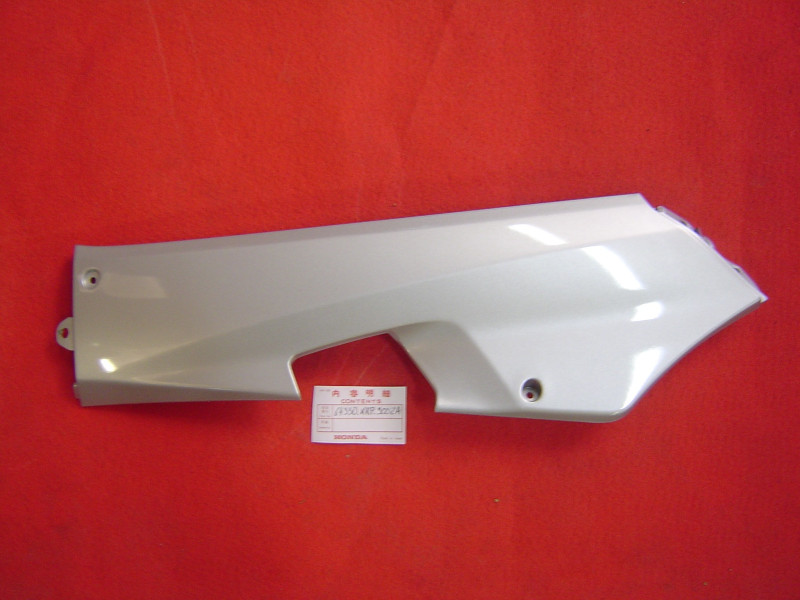 cache latéral de sol gauche de SCV100 03/06 couleur argent metal 64330-KRP-900ZA