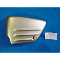 Cache Latéral Gauche Honda VT125 2003 – Réf. 83600-KGB-F00ZB
