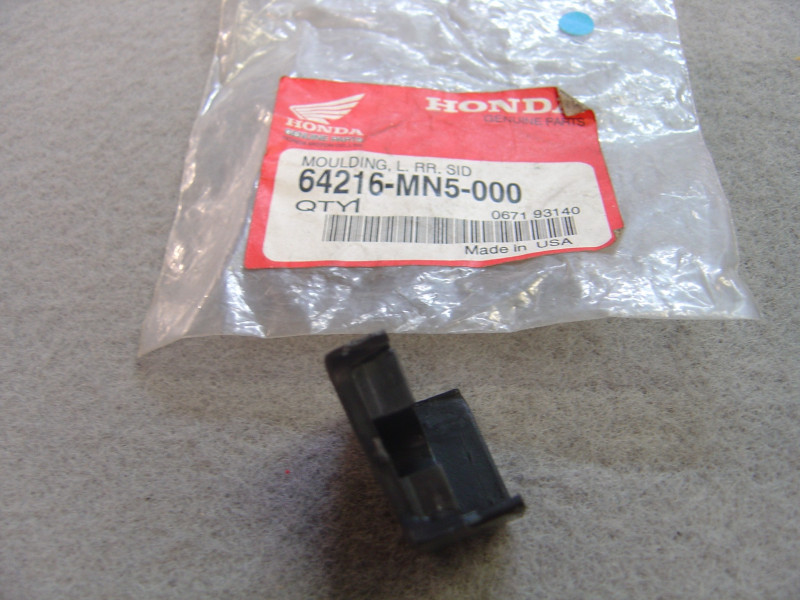 Moulure latérale arrière gauche Honda GL1500 – Réf. 64216MN5000