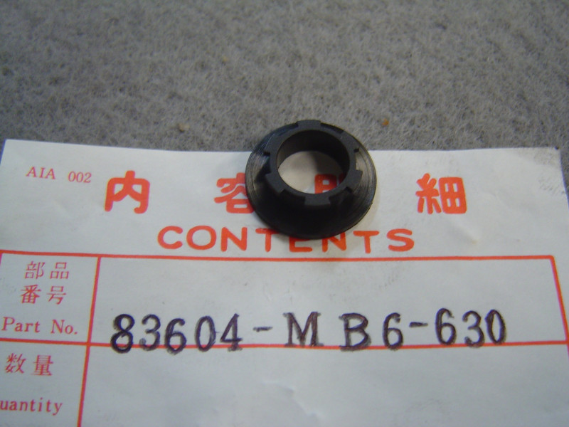 Rondelle épaulée cache latéral Honda VF1000F/F2 - 83604MB6630