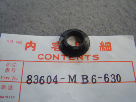 Rondelle épaulée cache latéral Honda VF1000F/F2 - 83604MB6630