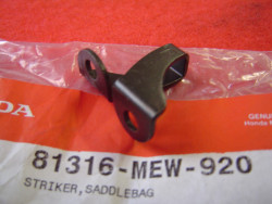Plaque verrouillage couvercle sacoche latérale NT700V 02/14 HONDA 81316-MEW-920