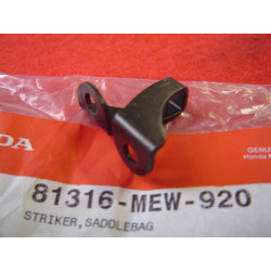 Plaque verrouillage couvercle sacoche latérale NT700V 02/14 HONDA 81316-MEW-920