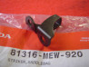 Plaque verrouillage couvercle sacoche latérale NT700V 02/14 HONDA 81316-MEW-920