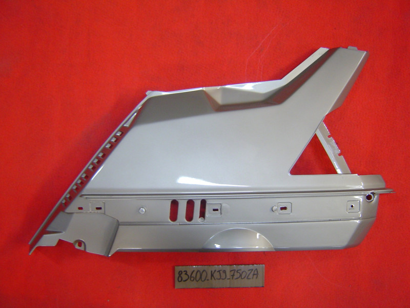 Cache latéral AR gauche Honda CH125 Spacy 1986 - Réf. 83600KJ9750ZA