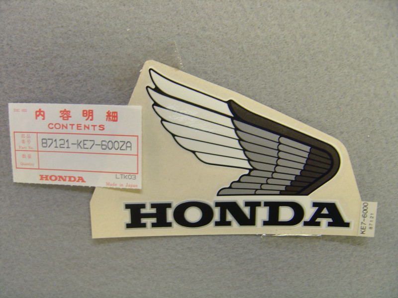 Décor autocollant réservoir droit Honda VF400FD 83 – Ref 87121KE7600ZA
