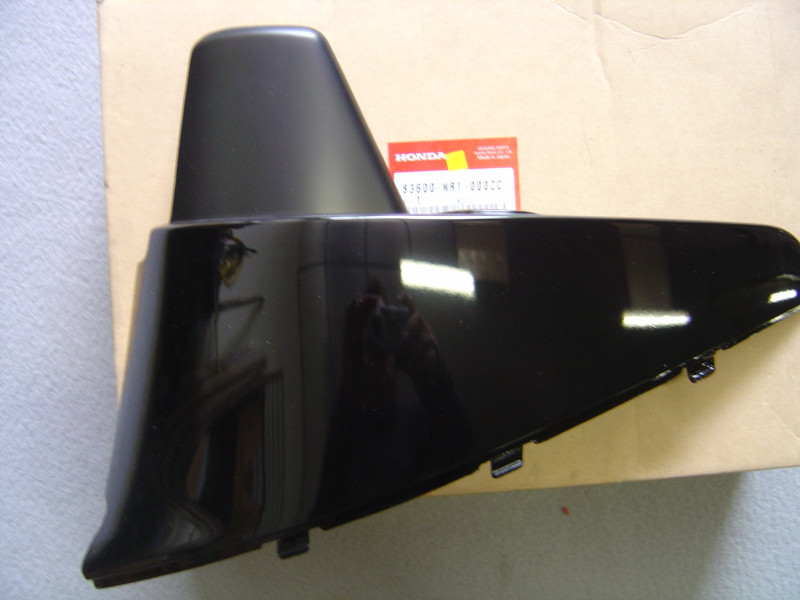 Cache latéral droit Honda VT600C 1991 – Réf. 83600MR1000ZC