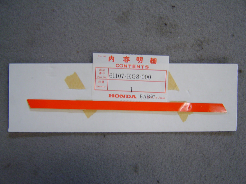 Autocollant droit garde boue avant Honda NH125D E - 61107KG8000