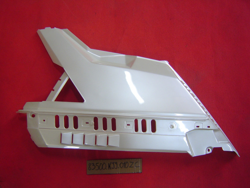 Cache latéral AR droit Honda CH125 Spacy 84 – Réf. 83500KJ9010ZC