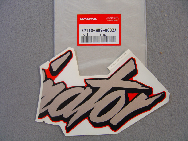 Autocollant carénage droit Honda NX650J/K réf. 87113MN9000ZA