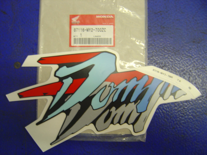 Décor côté droit type 6 Honda NX650P 1993 – Réf. 87116MY2700ZC