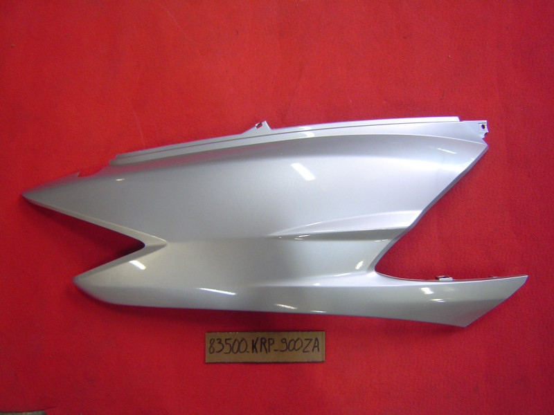 Cache latéral AR droit gris de SCV100 Lead 03/06 HONDA 83500-KRP-900ZA