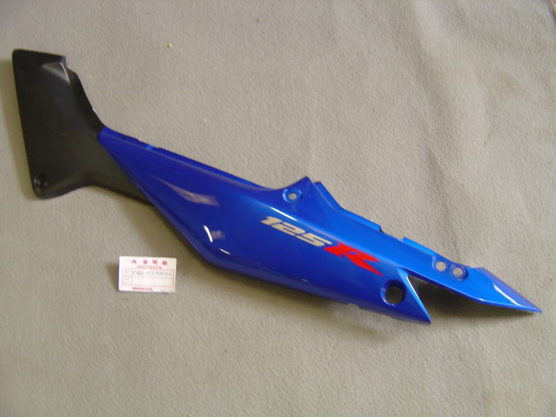 Cache latéral gauche Honda CBR125 R5 2005 – Réf. 83700KTY900ZC