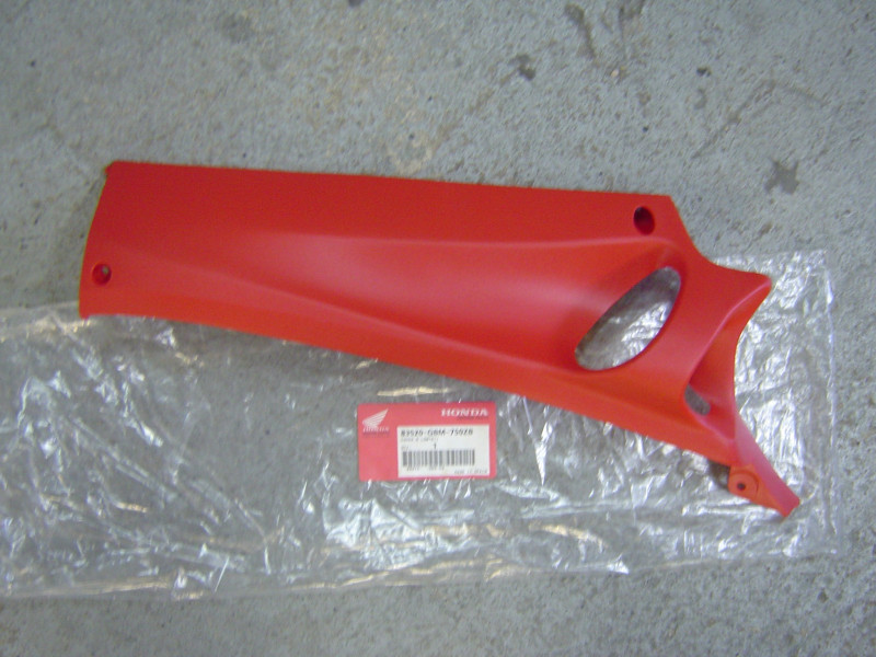 Cache inférieur droit Honda R110 – Réf. 83520GBM750ZB