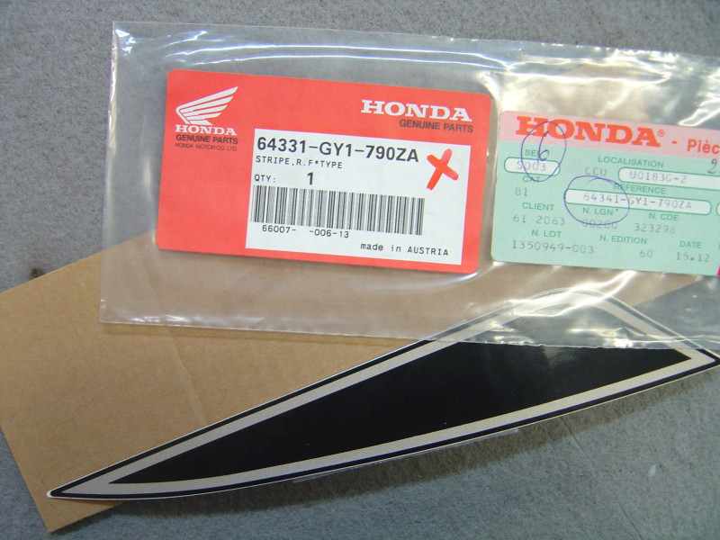 Décor Autocollant Droit Honda SA75 Vision 91 - Réf 64331GY1790ZA