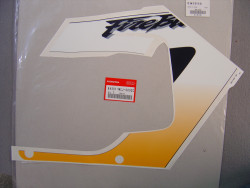 Autocollant carénage central droit Honda CBR900RRY 2000 - 64301MCJ000ZC