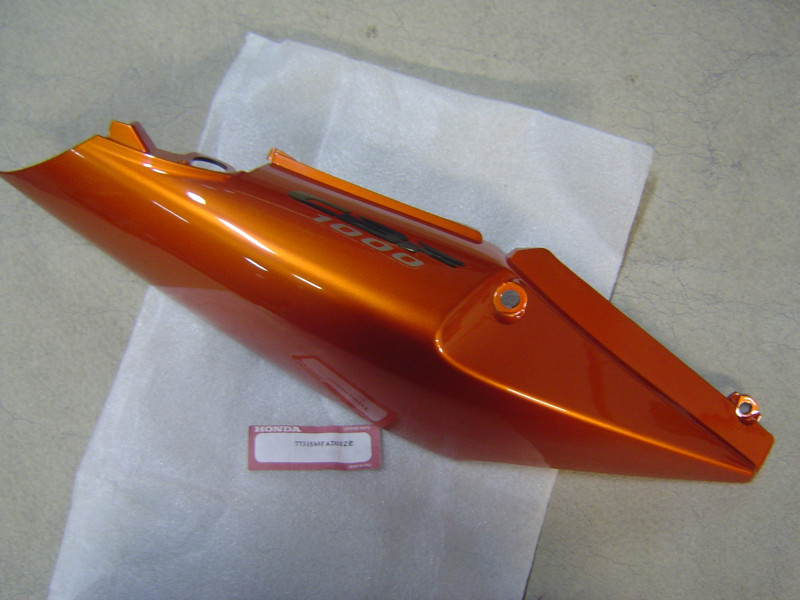 Flanc de selle droit Honda CBF1000 2006 – Réf. 77315-MFA-D00ZE