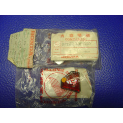 Logo Diamant Rouge Droit Honda 750 K1 – Réf. 87127300000