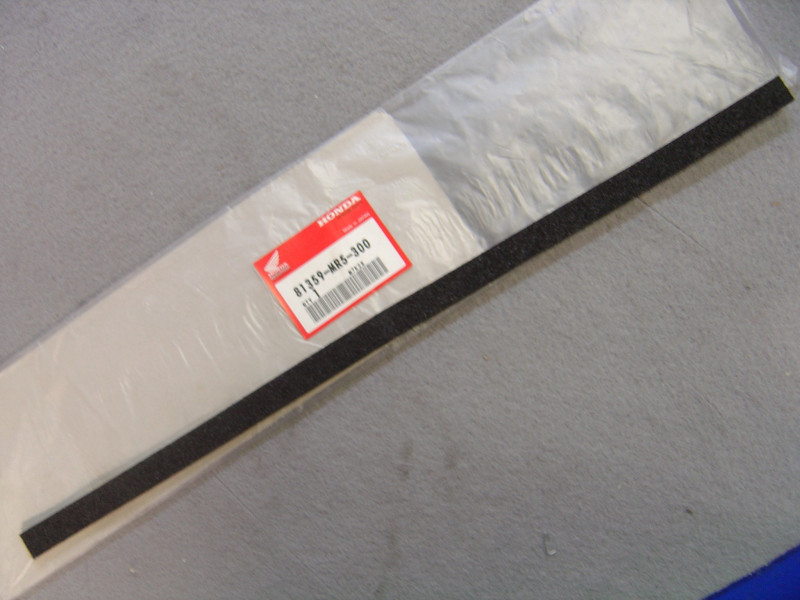 Mousse avant sous selle Honda PC800 - Réf. 81359MR5300