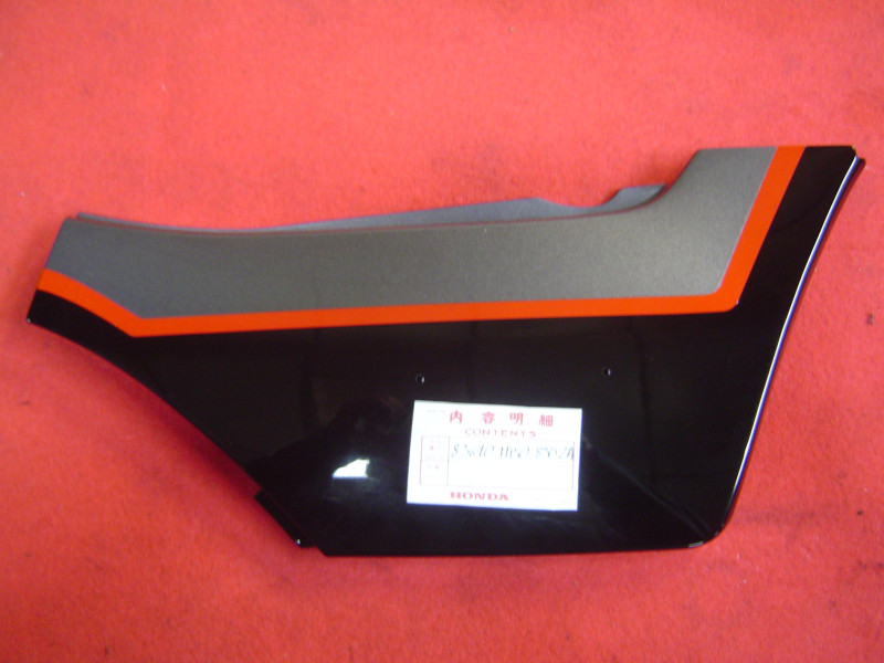 Cache latéral droit Honda VF750 Sabre 1985 neuf 83610-MB0-890ZA