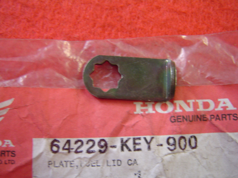 Plaque verrouillage trappe essence Honda FES125 FES250 - 64229KEY900