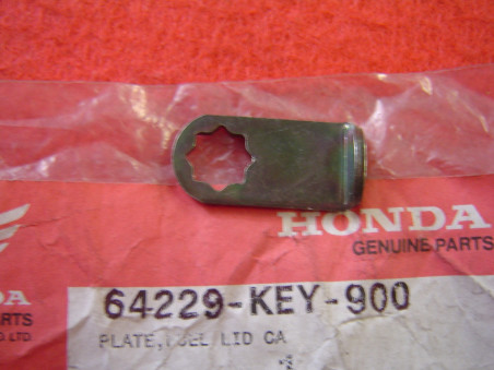 Plaque verrouillage trappe essence Honda FES125 FES250 - 64229KEY900