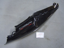 Coque de selle coté droit de CBF500 06-07 code couleur type 3 idem 77315