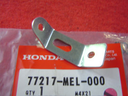 Support gauche de fixation du feu AR de CBR1000RR 04-05 77217-MEL-000