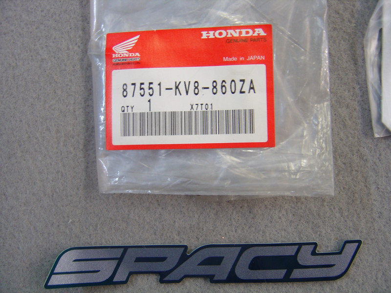 Étiquette couvercle avant Honda CH125T 1996 - 87551KV8860ZA