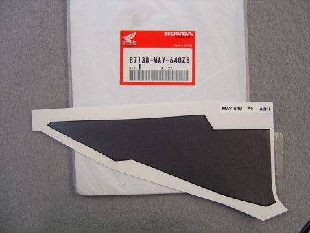 Décor autocollant réservoir droit Honda XRV750 – Réf. 87138MAY640ZB