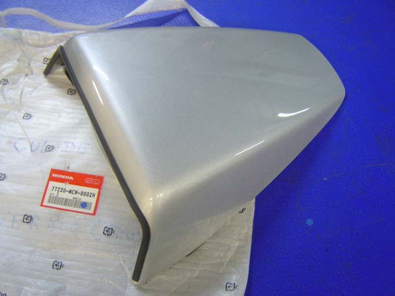 Capot de selle Honda VFR800 02-04 NH411M – Réf. 77220-MCW-D00ZH