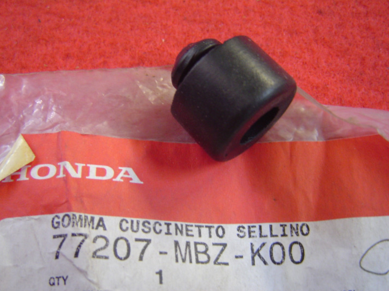 Silentbloc de selle de CB600F CBF500 CBF600 CBF1000 HONDA 77207-MBZ-K00