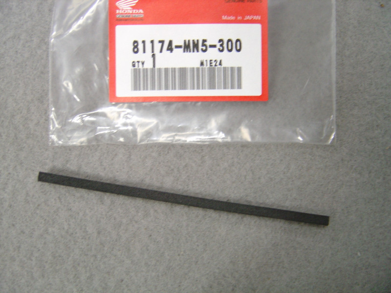 Joint autocollant trappe vide poche top case Honda GL1500 - 81174MN5300