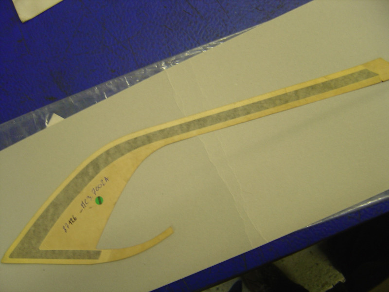 Autocollant selle gauche type 1 Honda – Réf. 87126MC3700ZA