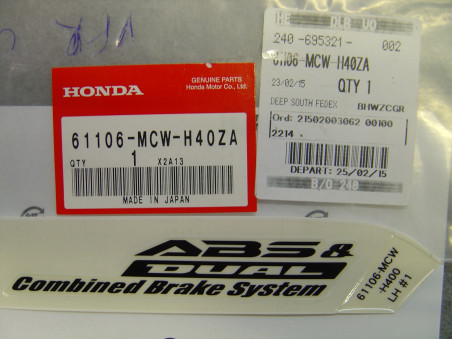 Autocollant garde boue avant gauche Honda VFR800 2006