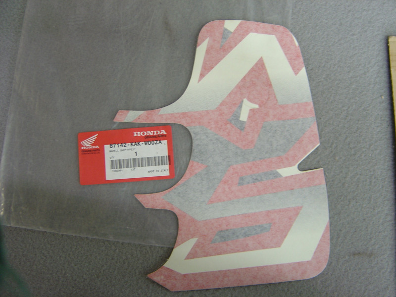Décor Autocollant Gauche Honda CRM125 RV 97 – Réf. 87142KAKW00ZA